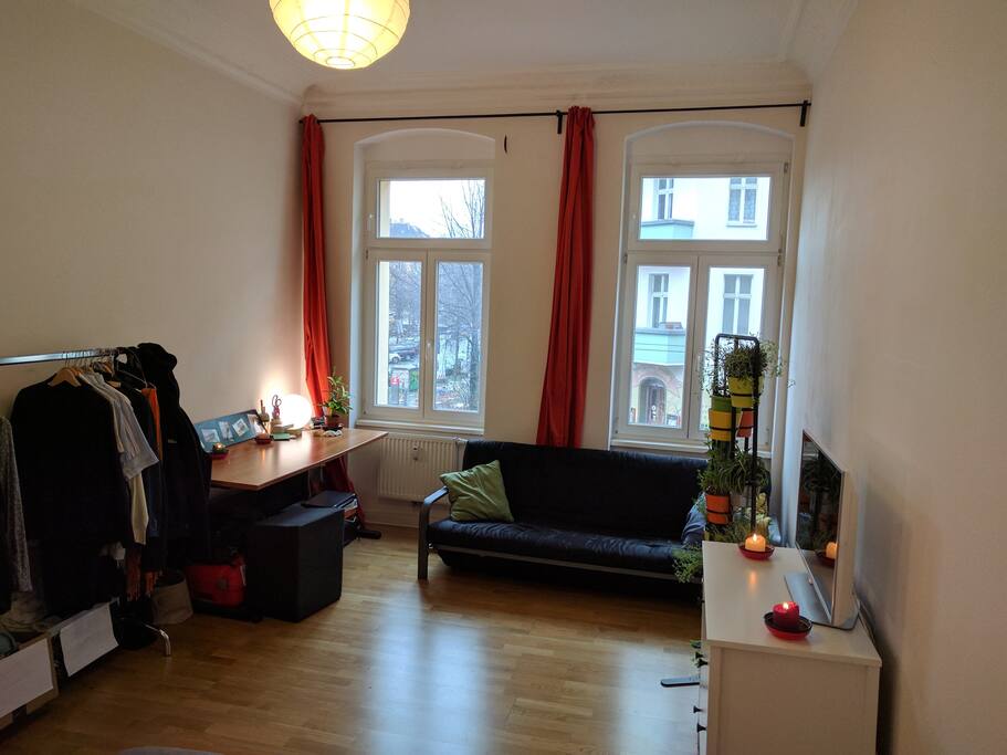 Large desk and direct view on the lively Simon Dachstr.
