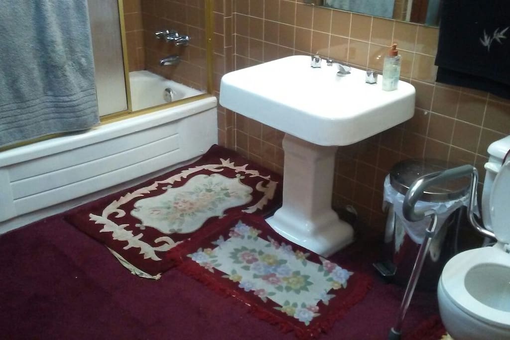 Bathtub & Sink