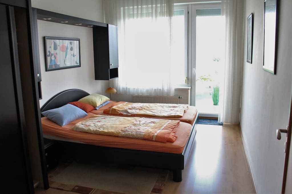 Schlafzimmer mit Doppelbett, Balkon