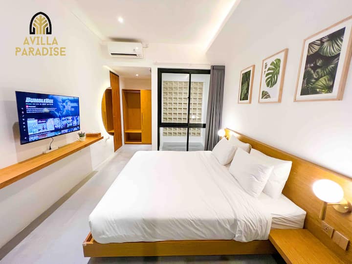 ห้องนอนนี้มีสมาร์ททีวี 4K ขนาด 43 นิ้วเหมาะสำหรับการผ่อนคลายในวันนี้หลังจากเดินทางมาทั้งวัน มาพร้อมกับเพดานสกายไลท์ที่สวยงามบนโมฆะ