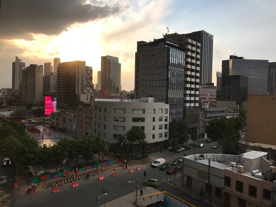 La vista desde la sala del departamento y la terraza del edificio