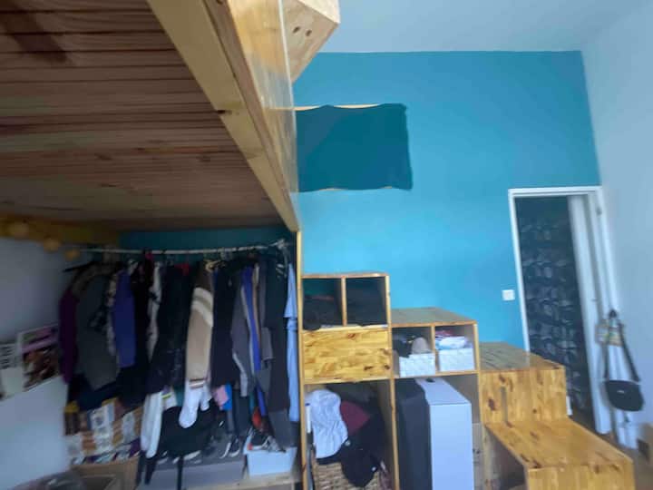 Chumba cha kulala kilicho na kitanda cha watu wawili kwenye mezzanine na bofya-nyeusi kwa watu wawili hapa chini. Inaonekana kwenye baraza inayotumiwa pamoja na majirani.