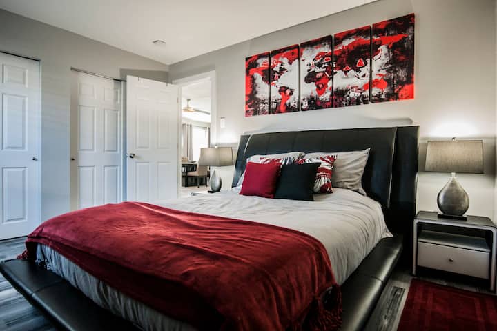 Spálňa 1: Táto izba je vybavená manželskou posteľou a stojanom na batožinu. Izba má dvojité skrine s vešiakmi a vlastnými policami a zábradlím pre všetky vaše úložné potreby. Môže spať 2 dospelí. 
