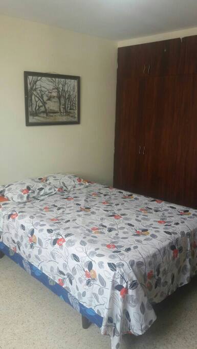 Habitacion con cama full(2plazas) closets, cajones y aire acondicionado.
