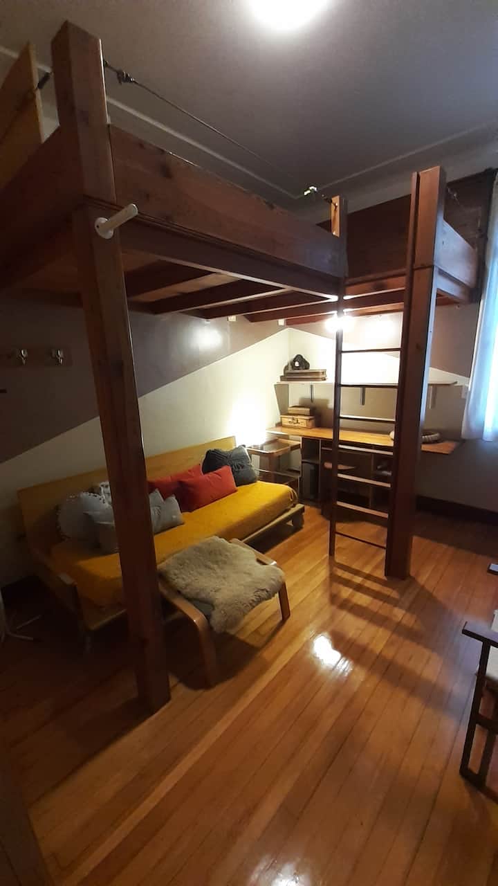  חדר שינה 2, מרווח, עם מדרגות ים קומת ביניים, שולחן עבודה, מיזוג אוויר.