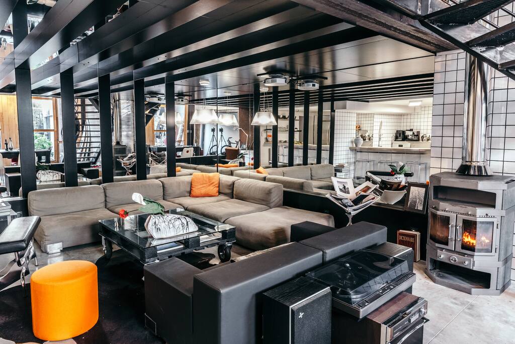 Salon avec rétroprojecteur pour vos soirées cinéma.