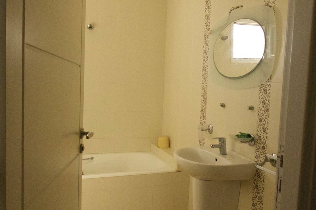 Derrière le petit muret se trouve la salle de bain avec une baignoire, un lavabo et des WC. L'eau chaude est fournie par un système d'énergie solaire et comme il fait très chaud et bien ce n'est pas ce qui manque !