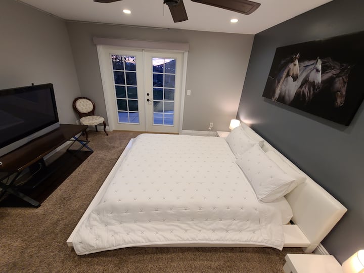 Chambre principale, 1 lit King Size californien et 1 lit jumeau