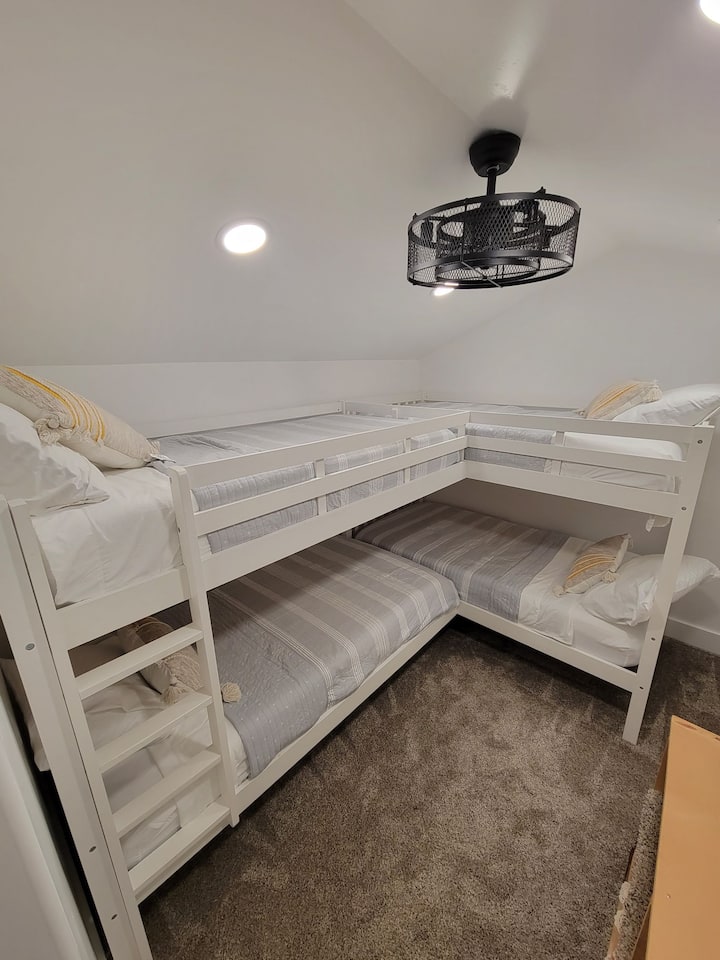 Მეორე სართული ორსართულიანი ოთახი.