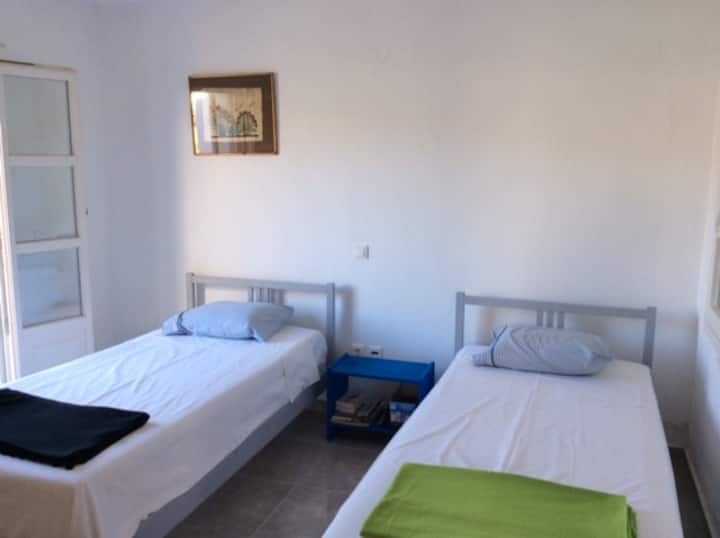 ห้องนอน 1 ห้องพร้อมเตียง 2 เตียง