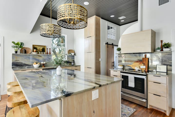 Modern Train Depot Farmhouse: Private 1 acre oasis