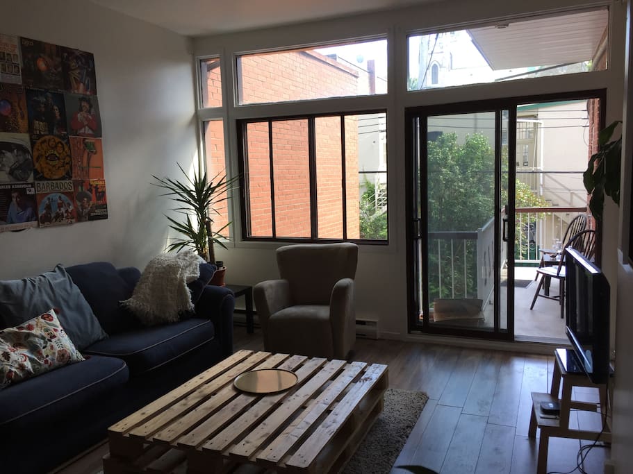 Light filled living room! Perfect to hang out throughout the day and relax. Very nice and peaceful!