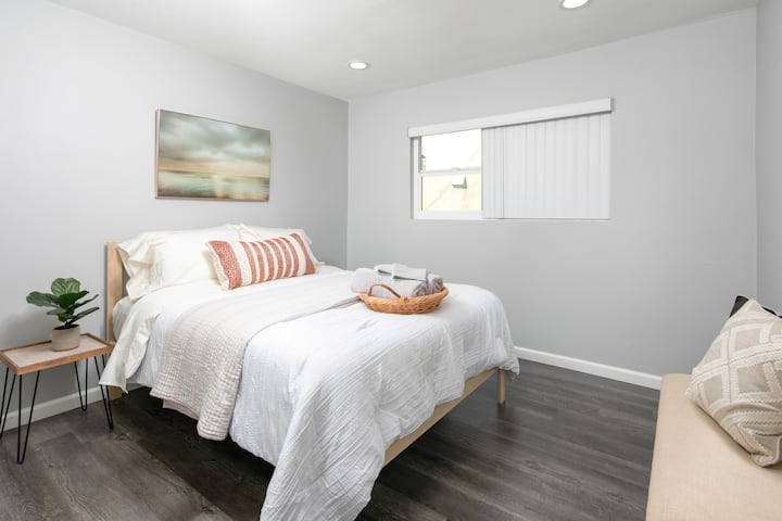 Second bedroom with queen bed