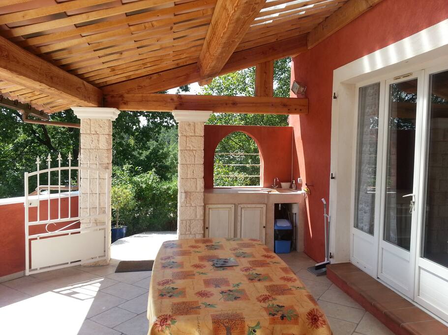 la terrasse face au salon