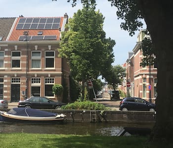 Loft room in historic Canal House (bikes and boat)