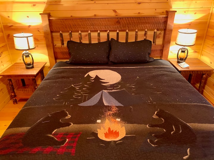 Стая „Bear Camp “. Тази стая на горния етаж разполага с легло тип Кинг, скрин и е в непосредствена близост до баня и тоалетна с душ/вана. 