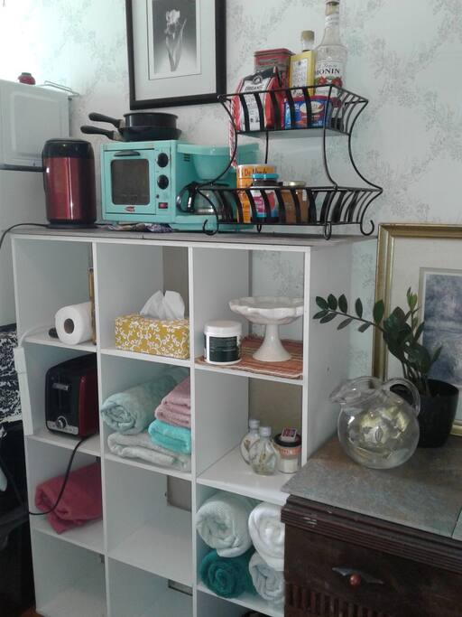 Retro mini toaster oven-fry pan-coffee combo along with electric tea kettle, toaster, as well as coffee, tea and snacks.
Fresh towels wash clothes.