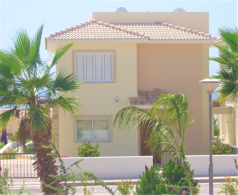 Luxury 4-bed Villa in Coral Bay - as viewed from the front on arrival