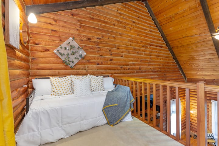 Kitanda cha mchana katika roshani na godoro la ukubwa wa ziada lenye vitanda viwili na vitanda vya watu wawili