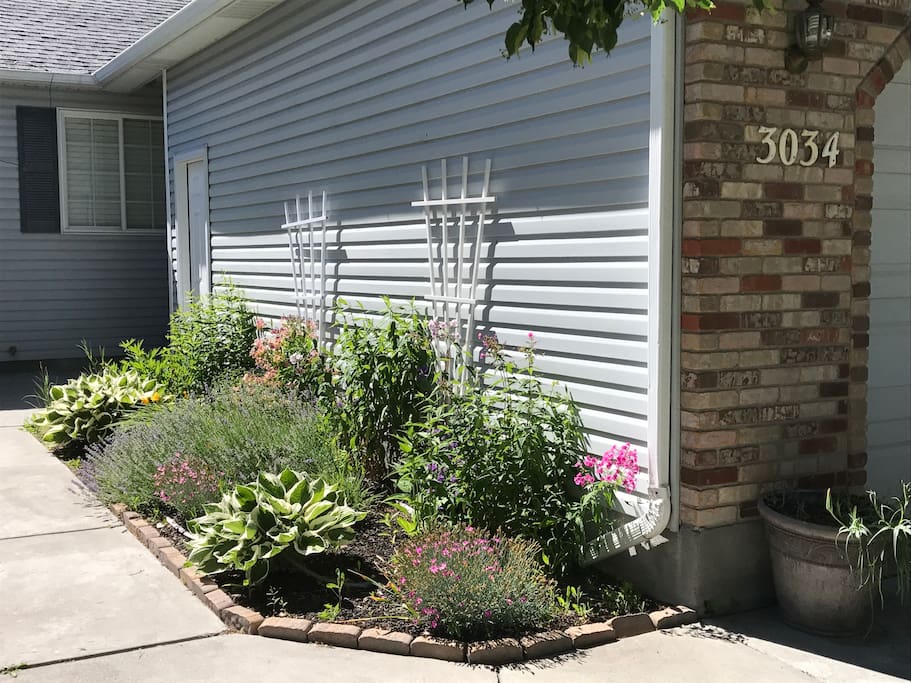 Private entryway to Thayer Bridge Circle