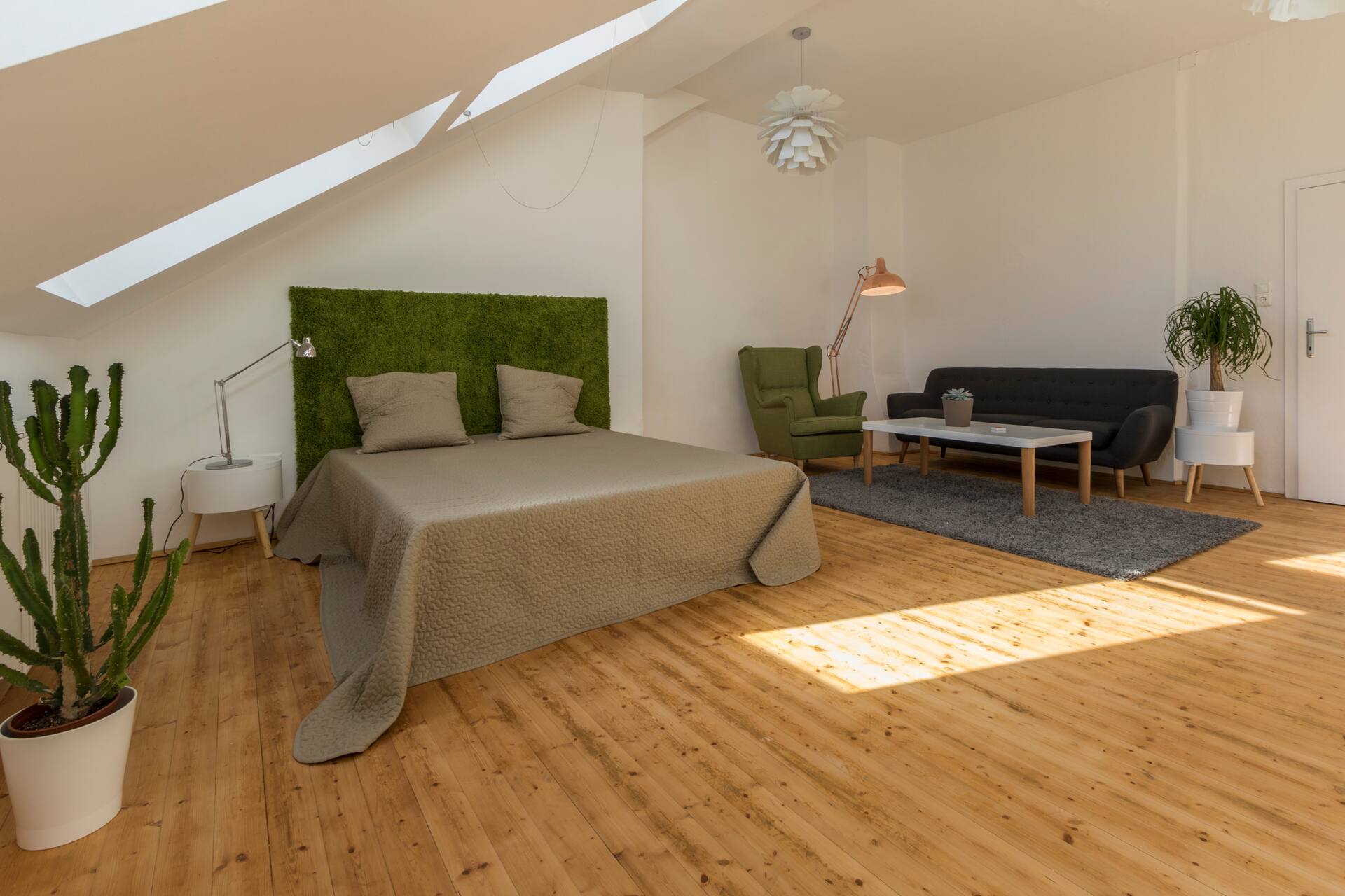 Chic 80 m² with balcony in the center + air conditioning!
