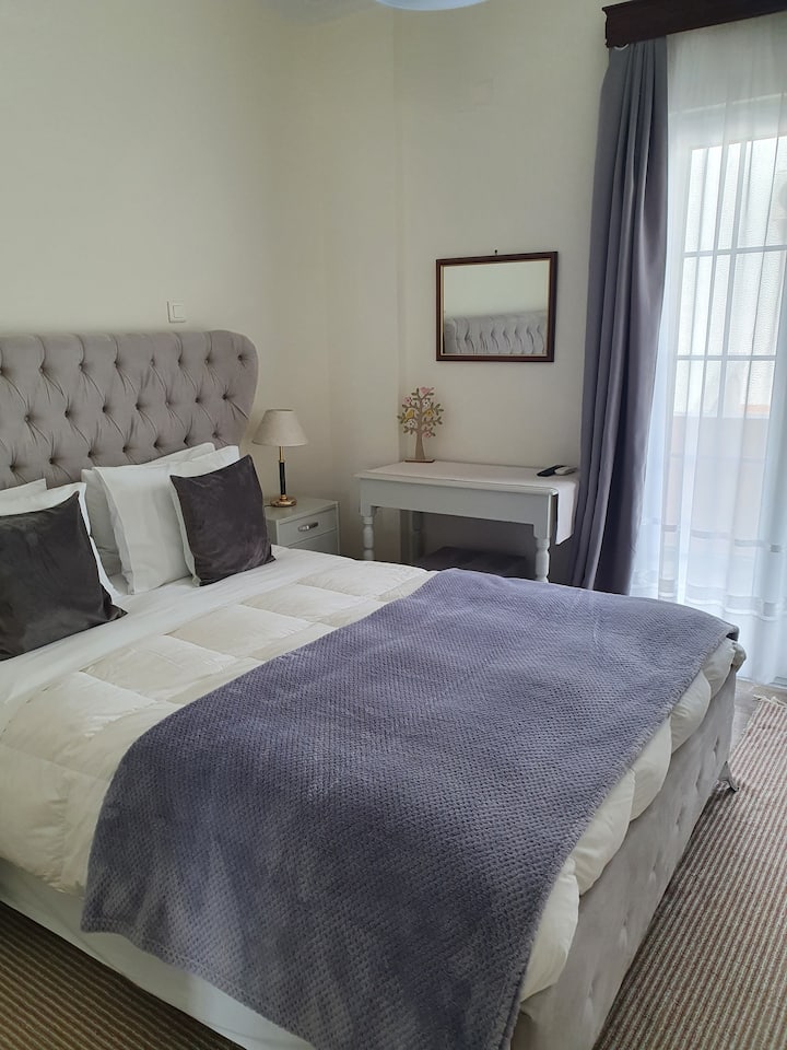 חדר השינה השני עם מיטה זוגית אחת.
