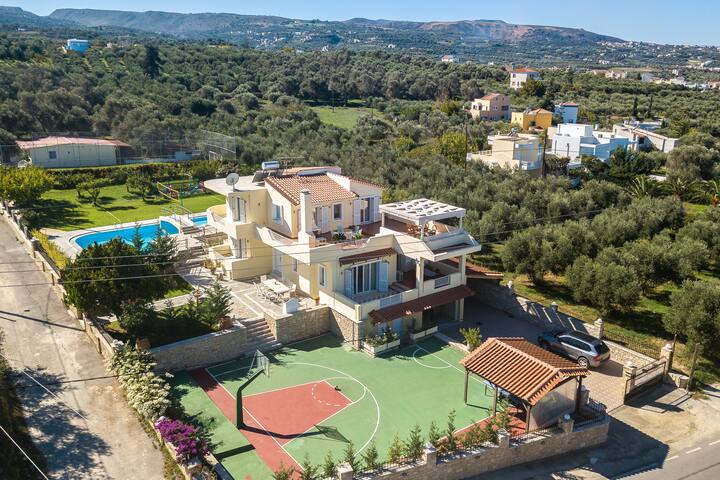 Pool, basket, playground, soccer, volley and more! gallery image 3