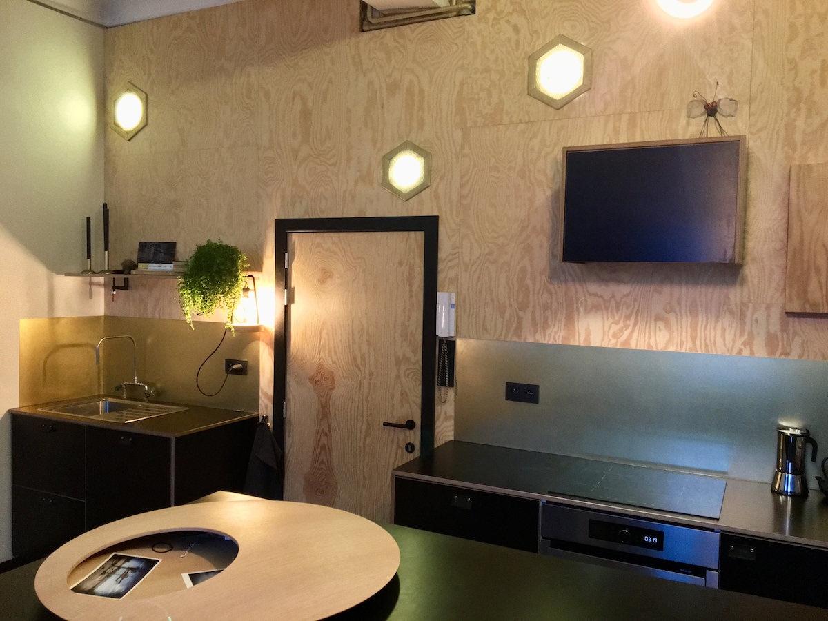 Fully equipped kitchen, left dishes, right cooking with induction at Bed Resort Belfort in Ghent