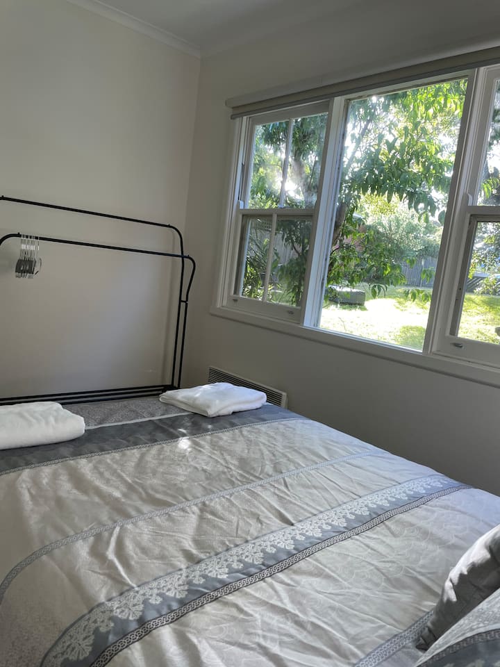 Pohľad na prednú záhradu zo spálne 