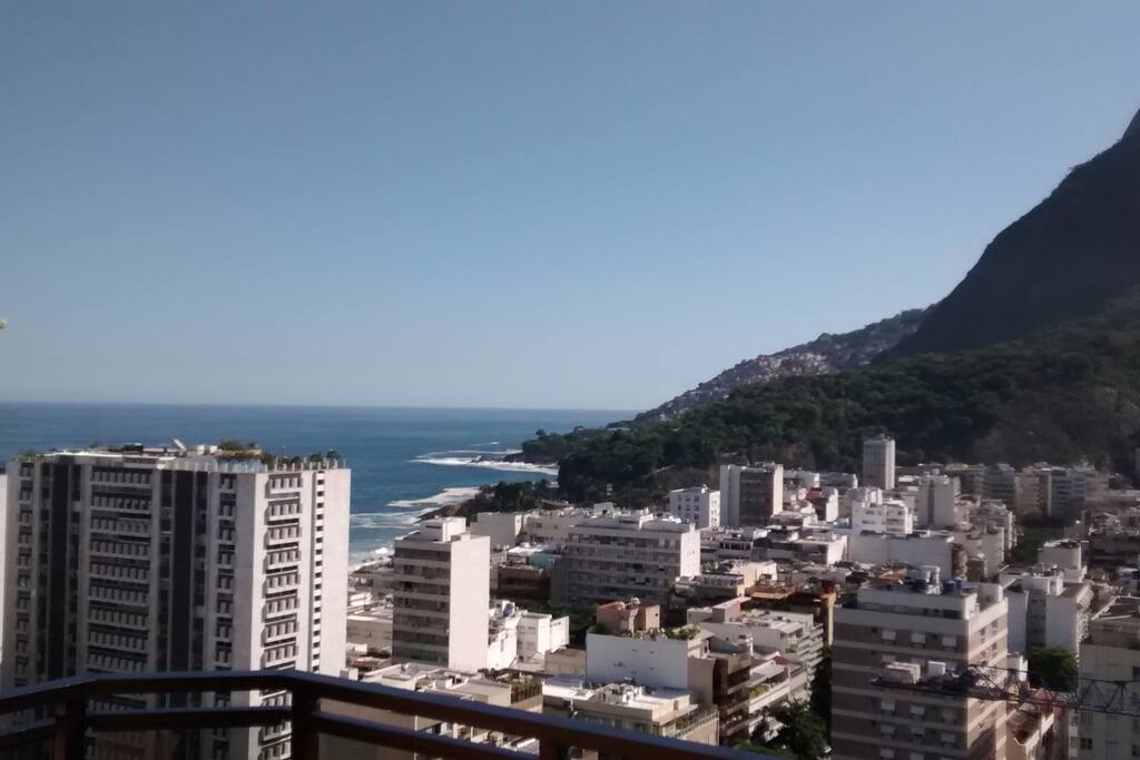 VISTA DA PISCINA DO PRÉDIO E DO QUARTO DO CASAL.