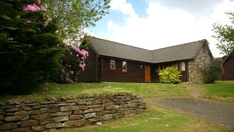Bodmin Bungalow, sleeps 8, pool, gym, tennis, cafe
