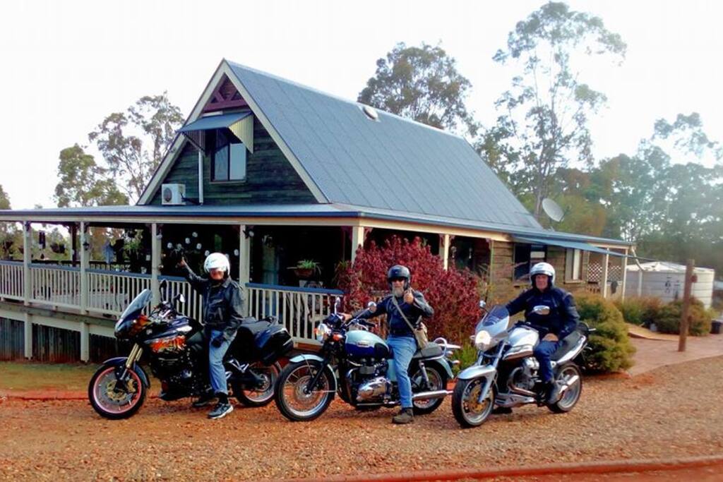 Lads out for their Sunday ride enjoyed some down time at 'The Contessa's Folly' ... I think they were a doctor, a lawyer and a brain surgeon in disguise ;)