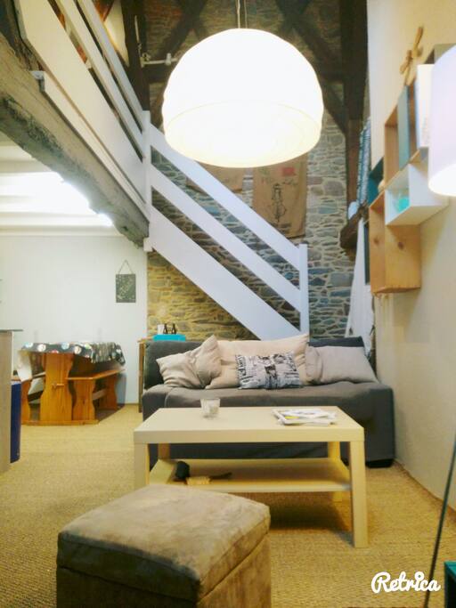 salon avec a l'étage chambre mezzanine