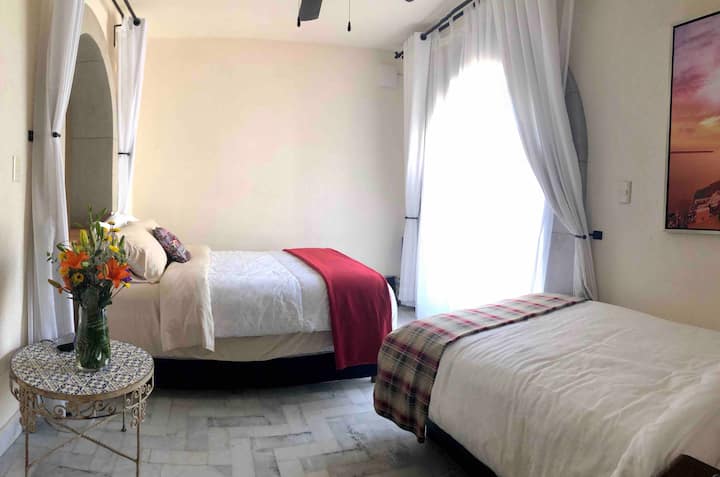 חדר שינה רביעי, מיטת קווין סייז ומיטת יחיד.