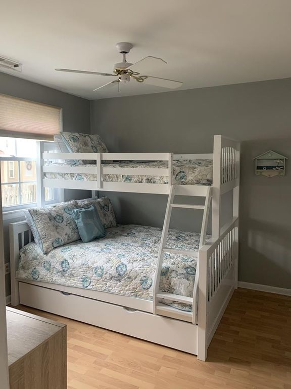 全套双层床，带双脚轮