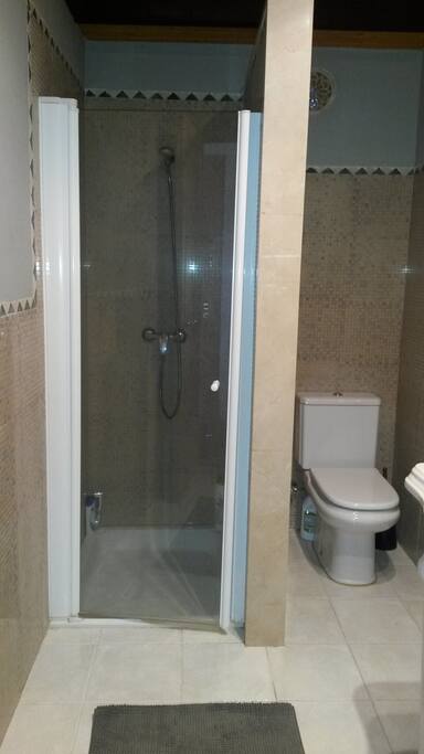 Badezimmer mit Dusche, WC und Waschbecken