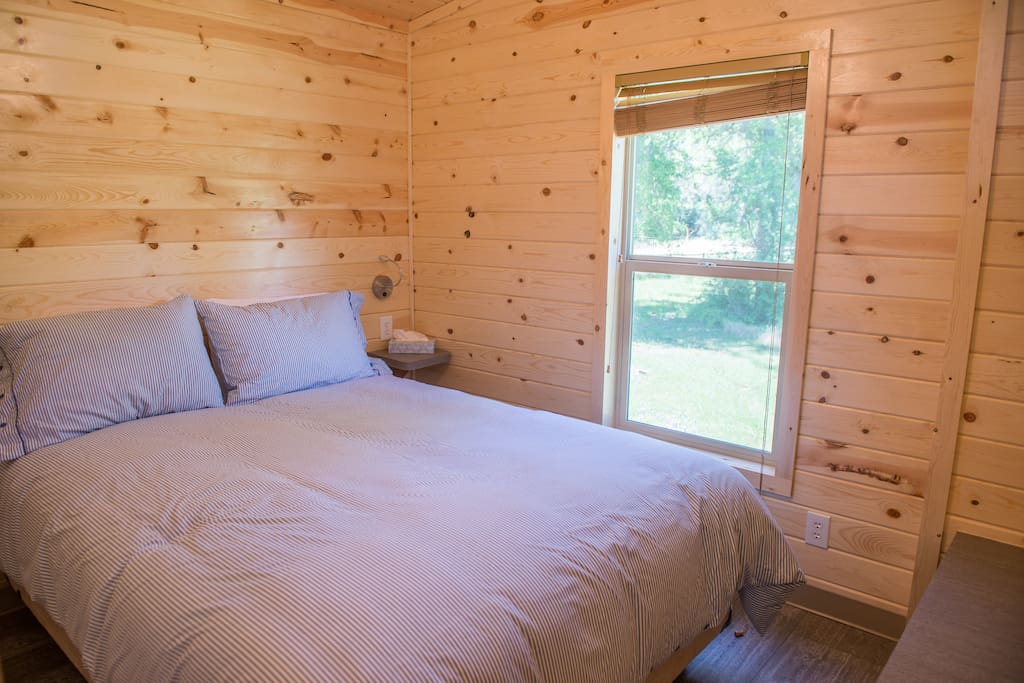 Bedroom w/ Queen bed