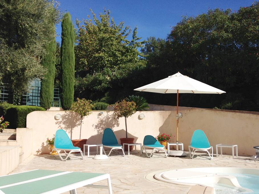 Transats de la piscine Bain de soleil