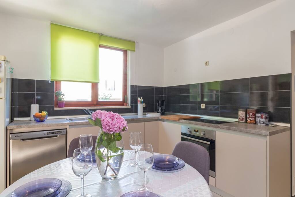 fully furnished kitchen with all equipment
