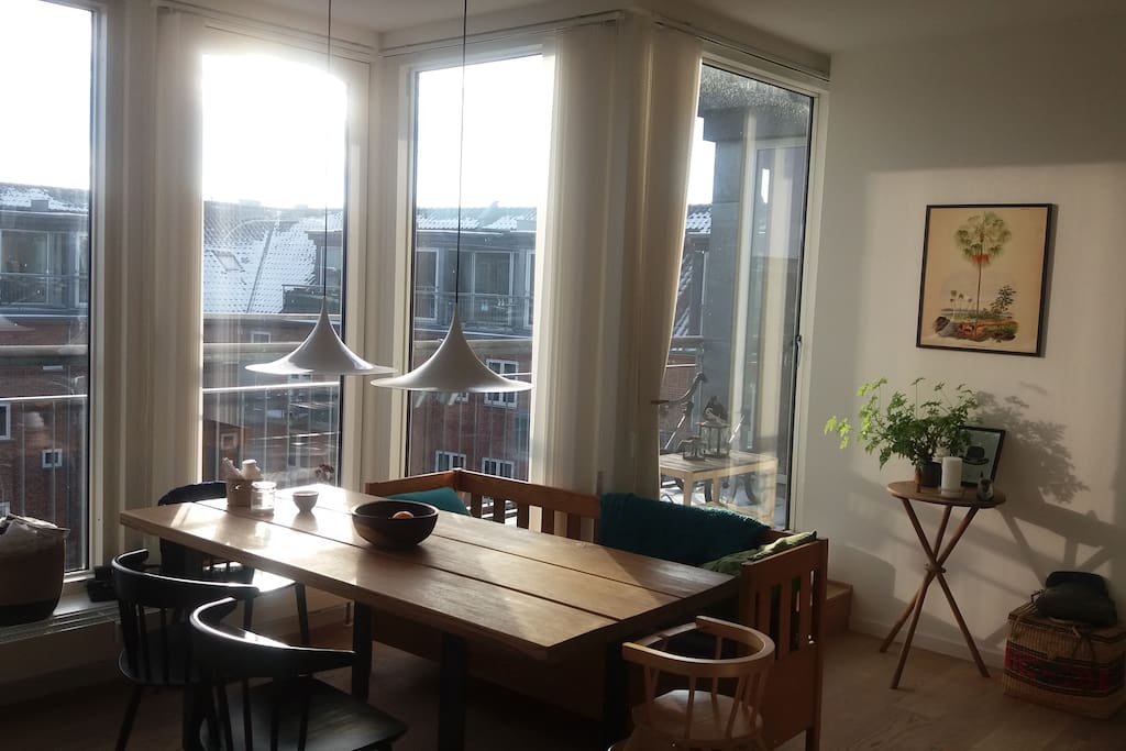 Køkkenalrum med udgang til altan