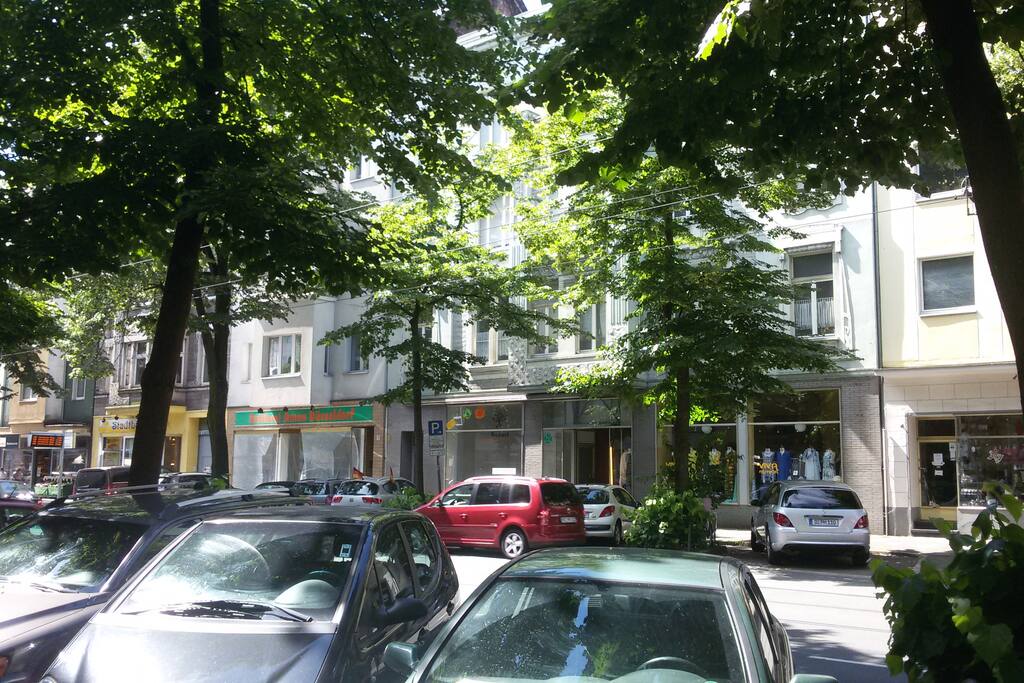 Einkaufsmöglichkeiten, wie Bäcker, Gemüseladen, Tabakgeschäft, Apotheke, alles fußläufig