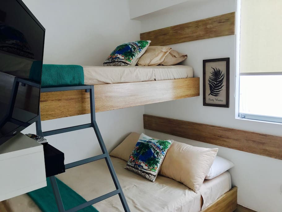 Dormitorio dos ( camarote 2 plazas abajo y una plaza arriba)
