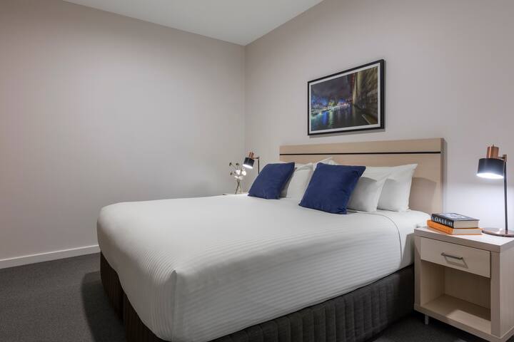 Spacious 2 Bedroom Apt w/ Sauna, Pool & Gym Access gallery image 2