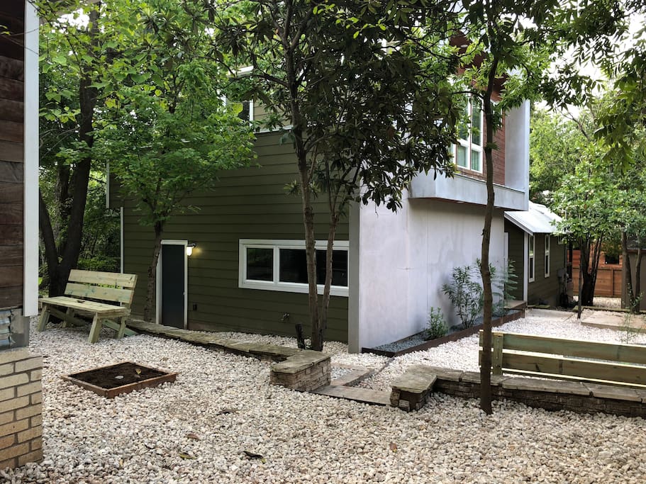 Very enjoyable communal area with benches, picnic table and a washer pit which is the Texas version of horseshoes.