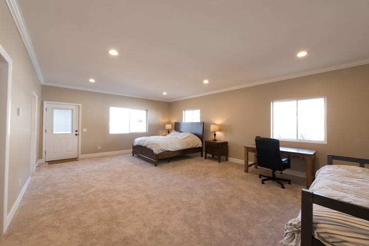 חדר שינה ראשי חדש וגדול מאוד עם מיטת קינג, שולחן כתיבה, מיטת יום זוגית שנפתחת כדי ליצור מלך, ארון ראשי ענק, תריסים שחורים וחום בתוך הרצפה.