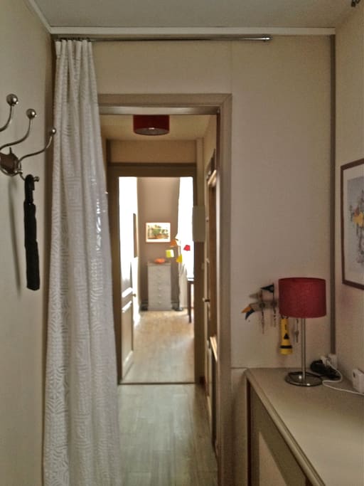 Couloir d'entrée avec au fond la chambre 2