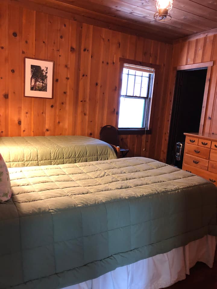 Dy krevate dopio dhe banjë private me dush.