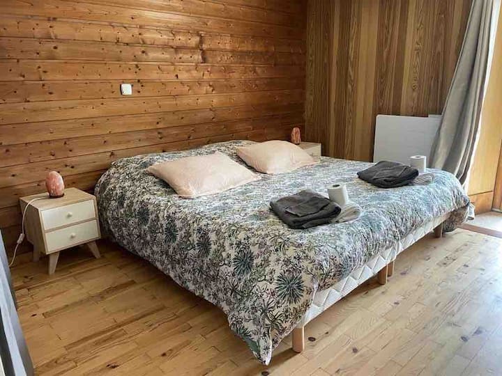 سرير غرفة النوم الرئيسية في 18O