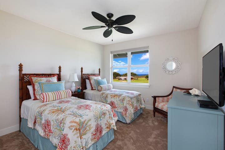 Camera da letto 2 con splendida vista sull'oceano e sul campo da golf da 50" TV oscuranti.