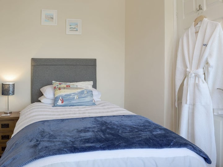 Dhomë gjumi dyshe me përmasa të mira.  Sea Dreams, Saundersfoot.